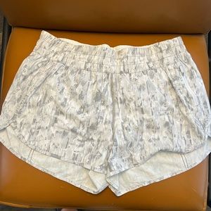Lululemon Tracker Shorts 4” - White with gray detail